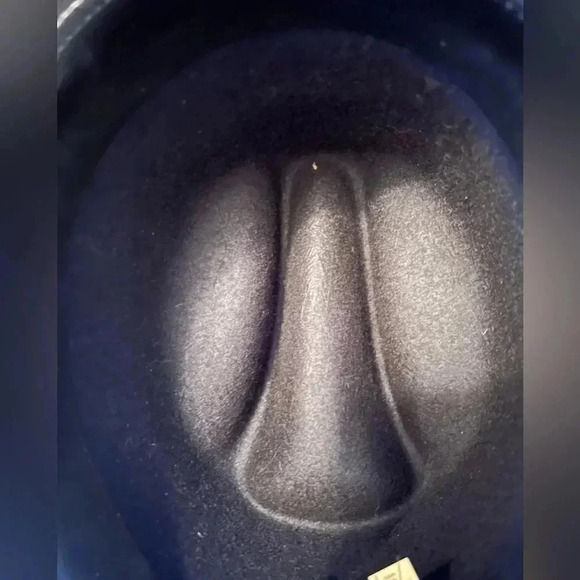 Unisex wool hat with natural feather band. 100% black wool. Size: M. - Picture 13 of 16